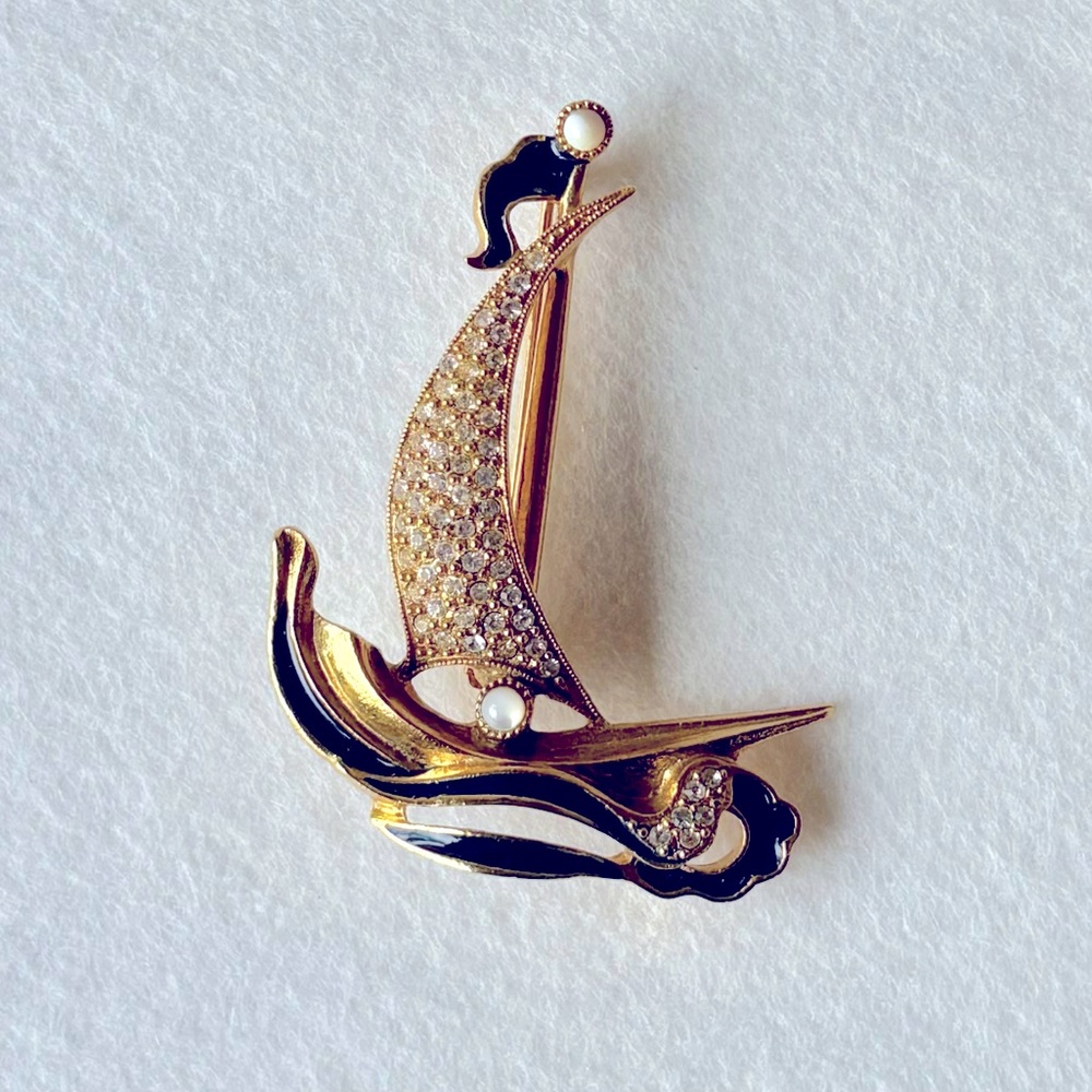 Vintage Enamel Rhinestone Sailboat Brooch – Nautical Charm with Sparkling Detail